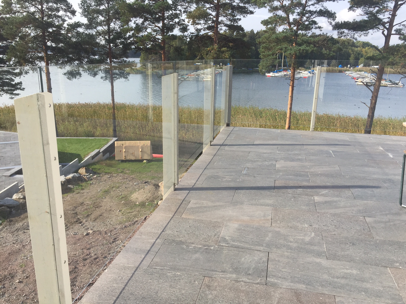 Glasmästare Katrineholm har levererat glasräcket.