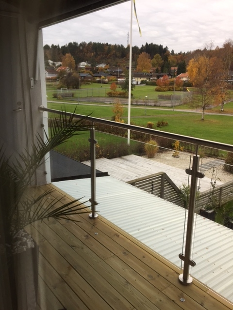 Glasmästare Vingåker har levererat glasräcket.